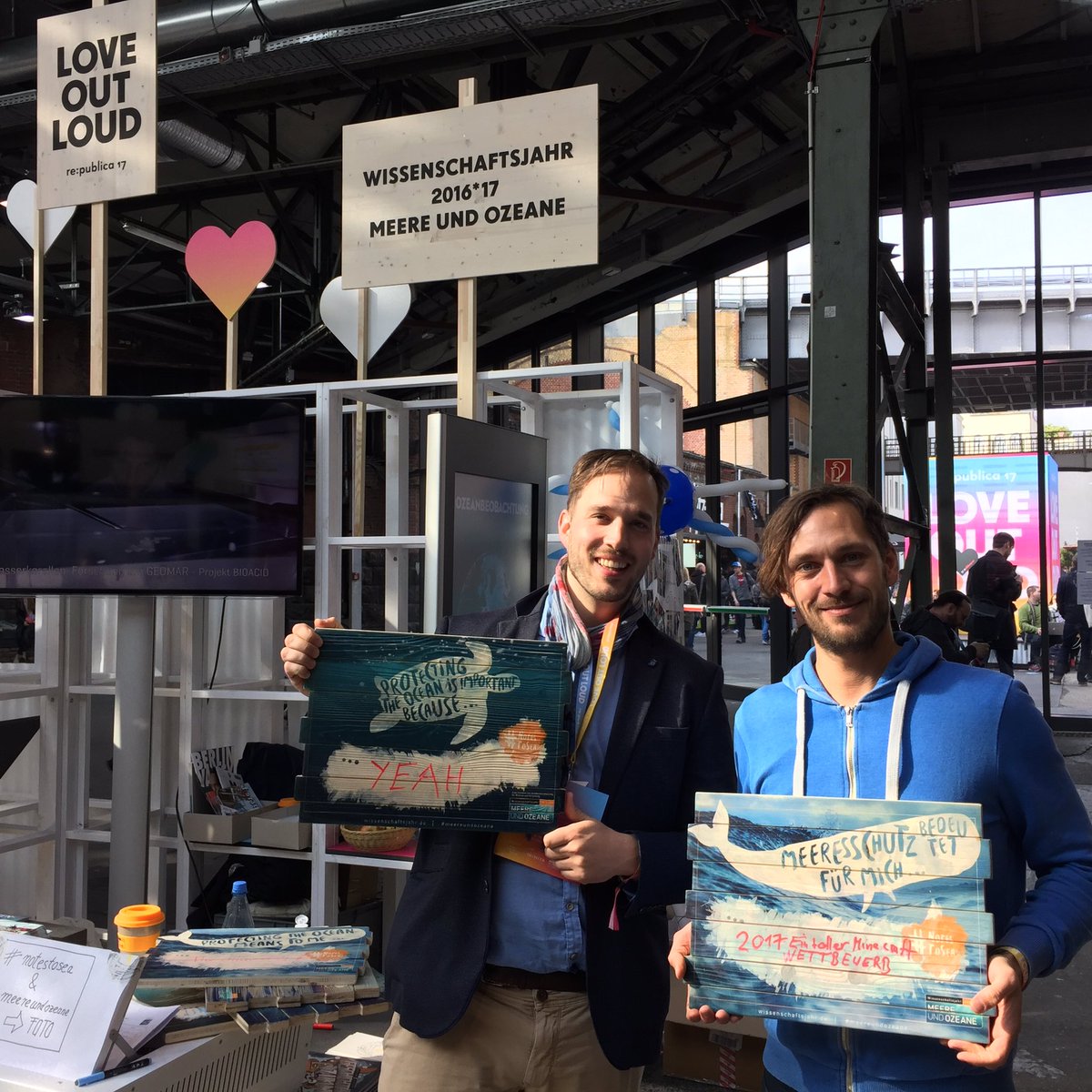 w_jahr's tweet photo. #Minecraft als Beispiel für digitale #Bildung? @ulrich1000 erzählt jetzt an unserem Stand mehr darüber! #rp17 #meereundozeane #notestosea https://t.co/Nshfr5EV4S