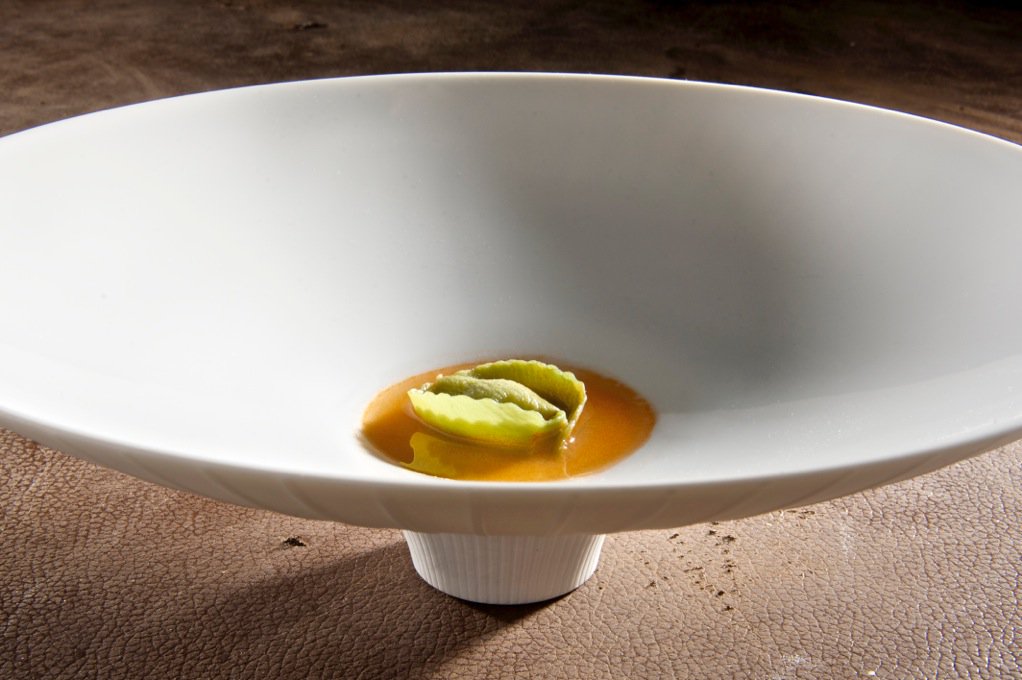 Raviolo di #alga chiorella con #gelato ai ricci di mare, crema di #topinambur e brodo di crostacei. #DiegoCrosara #IGMI17 <a href="/identitagolose/">Identità Golose</a>