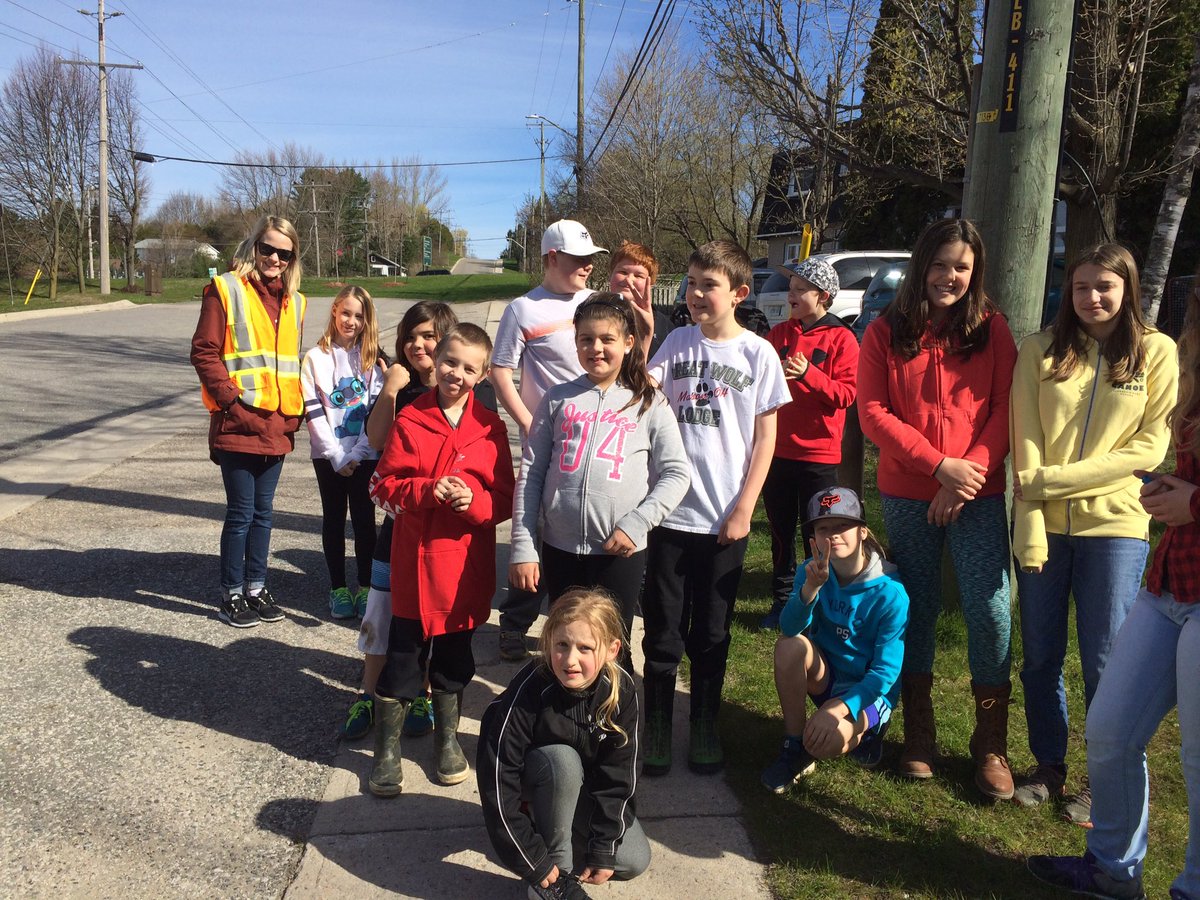 KimberWiles's tweet photo. The walkers are ready to get moving! #walknrollbb @BracebridgePS https://t.co/ABeUyuTcoi