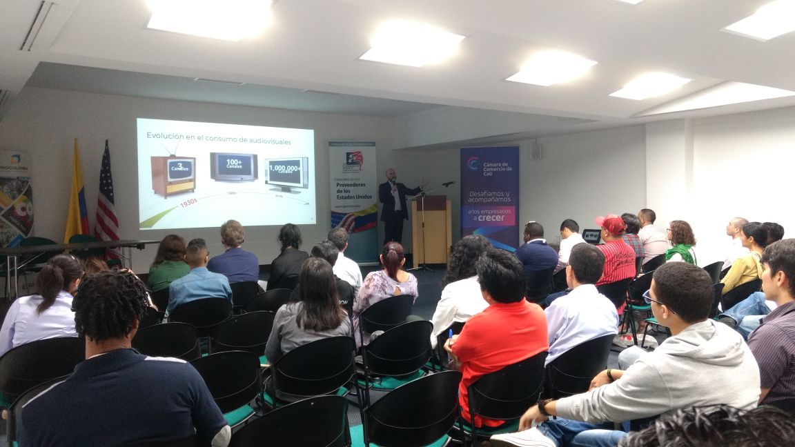 camaracali's tweet photo. Se lleva a cabo el Taller sobre Cómo #MonetizarPelículasYMúsica con Lorenzo Villegas Carrasquilla, consultor para Google Latam https://t.co/JftSA1Zzi1