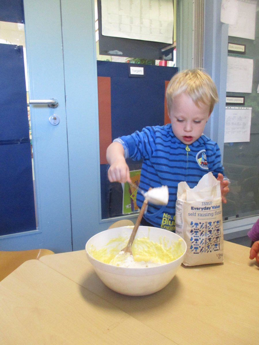 EcttHub's tweet photo. Cooking together is a great opportunity to learn new words #chatterbox2017 1/2 https://t.co/PpvpFqj0ax