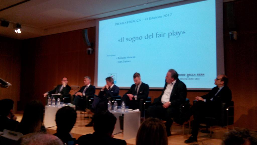 Valerio_Berra's tweet photo. Dopo le medaglie a @GiuliaGiacobini @GMarrucci e @fedeturrisi25, al #premioStracca si parla di fair play. https://t.co/TOaIeA8qXU