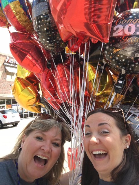 JeffersonHeight's tweet photo. Can 100 balloons fit into a small SUV??? YESSSSS!!!! #teachertroubles https://t.co/vwpr3qifSd