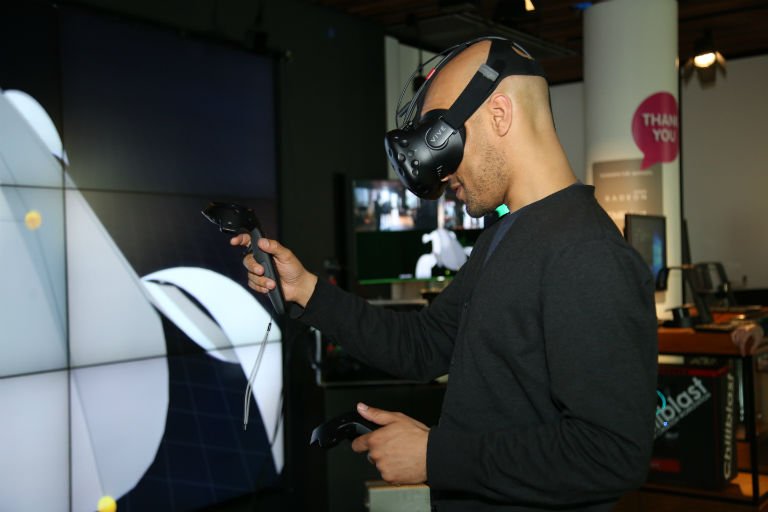 DigiCatapult's tweet image. Pleased to have @GravitySketch @deepamann_kler @HelloEnjoy @kinichoVR @RealityZeroOne demonstrating in the Immersive Lab #labinabox