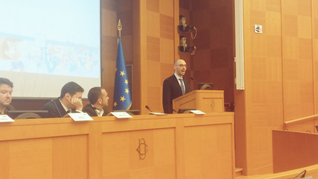 G_Gbr's tweet photo. Salvatore #Aranzulla, l'uomo che nei risultati su #Google esce prima di Google. (cit.) #SocialCom17 https://t.co/5sZrC5kUOM