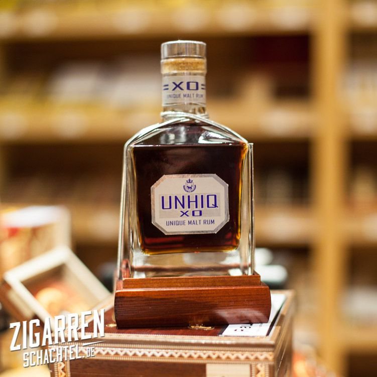 zigarrenschacht's tweet photo. Der Zigarrenversteher: #Unhiq XO #Rum

https://t.co/CTYf5pkiTb

#Zigarre #Zigarren #Zigarrenschachtel #Humidormanager #Spirituosen #UnhiqXO https://t.co/ahGwPHyM1j
