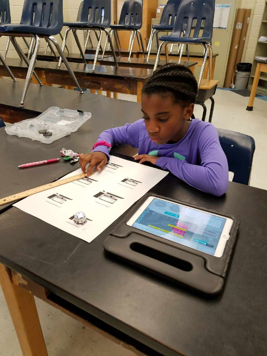 gildersleevems's tweet photo. Girl Code club had fun with Ozobots and learning about Coding careers!
#nnpsproud #seahawkscode https://t.co/AJDP1hYWaX