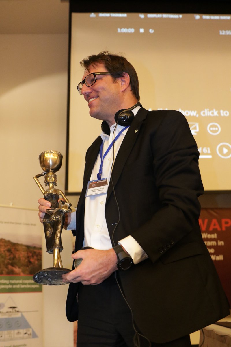 SawapCommunity's tweet photo. Un cadeau spécial à Steve Danyo, TTL du BRICKS à la Banque Mondiale de la part des institutions donné par le coordo régional #sawap2017 https://t.co/BOeXmW9u7H