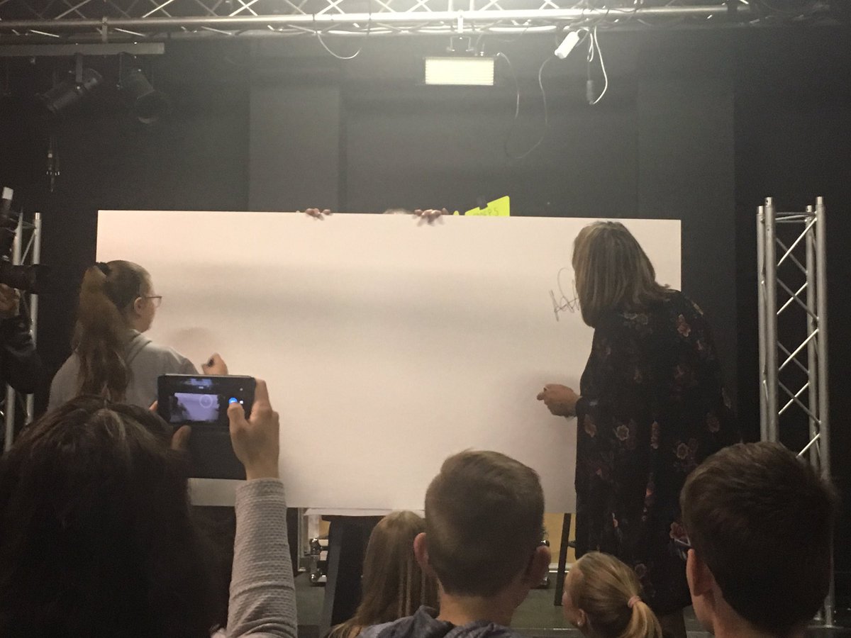 Simone_MW's tweet image. De #multimediastudio is officieel geopend!! Initiatiefnemer Joey, de kinderburgemeester en @Msteffenswater samen op het podium @jcdeHype 😄