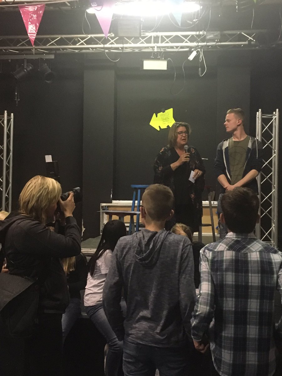 Simone_MW's tweet image. De #multimediastudio is officieel geopend!! Initiatiefnemer Joey, de kinderburgemeester en @Msteffenswater samen op het podium @jcdeHype 😄