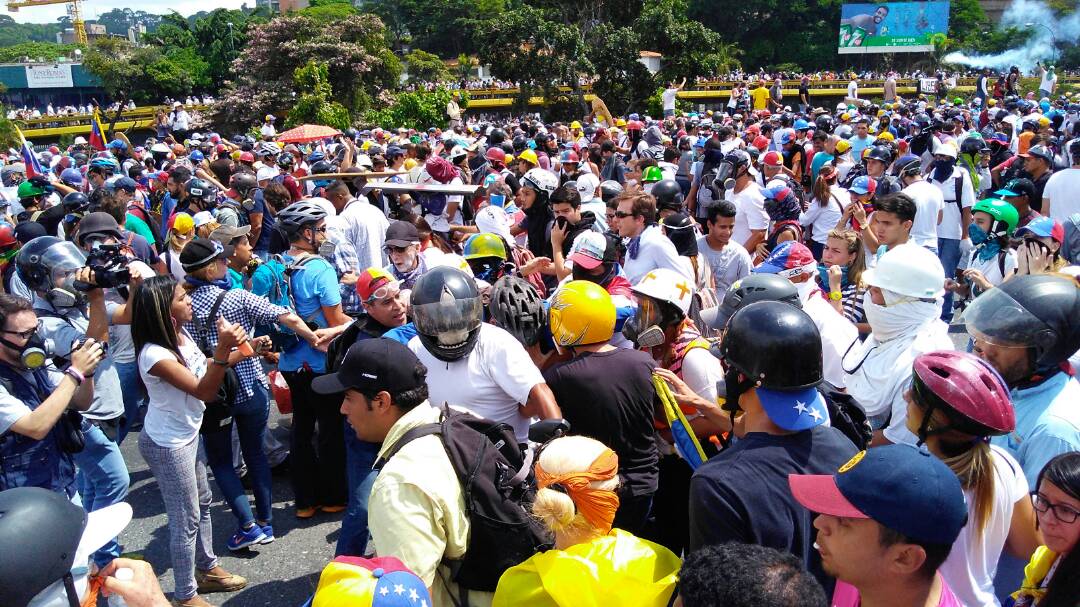 ReporteYa's tweet photo. #10May 2:10pm Primeros auxilios de la UCV atienden a manifestantes heridos en la autopista FF  https://t.co/Q3bhXnYNUz - @PMT67