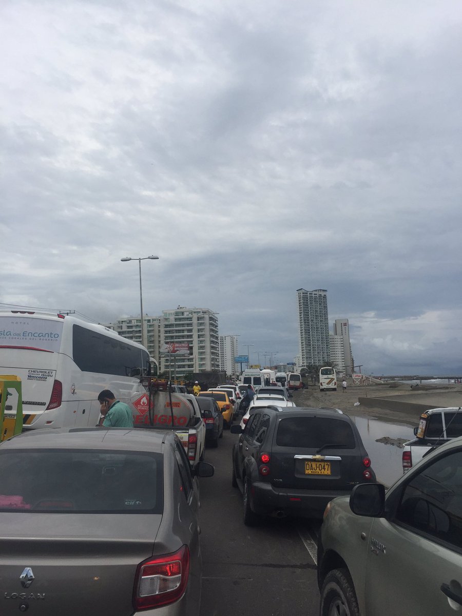 slobar3's tweet photo. @NestorMoralesC @ricarospina tremendo trancon en la entrada a Cartagena los taxistas bloquean la vía, no es justo que afecten a todos. https://t.co/547XHhdkYx