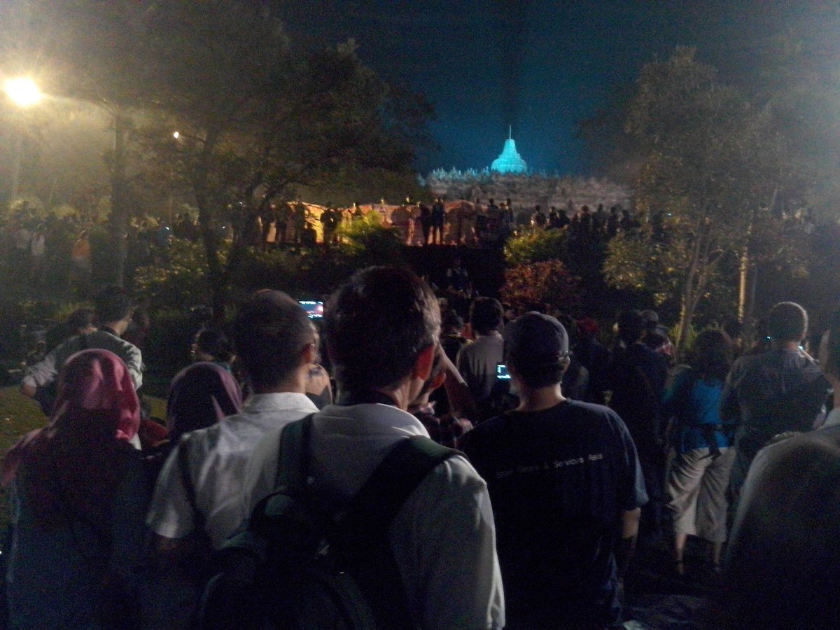 Ribuan mata bersiap menangkap keindahan ribuan lampion yang akan diterbangkan di langit Borobudur  #BorobudurWaisak
