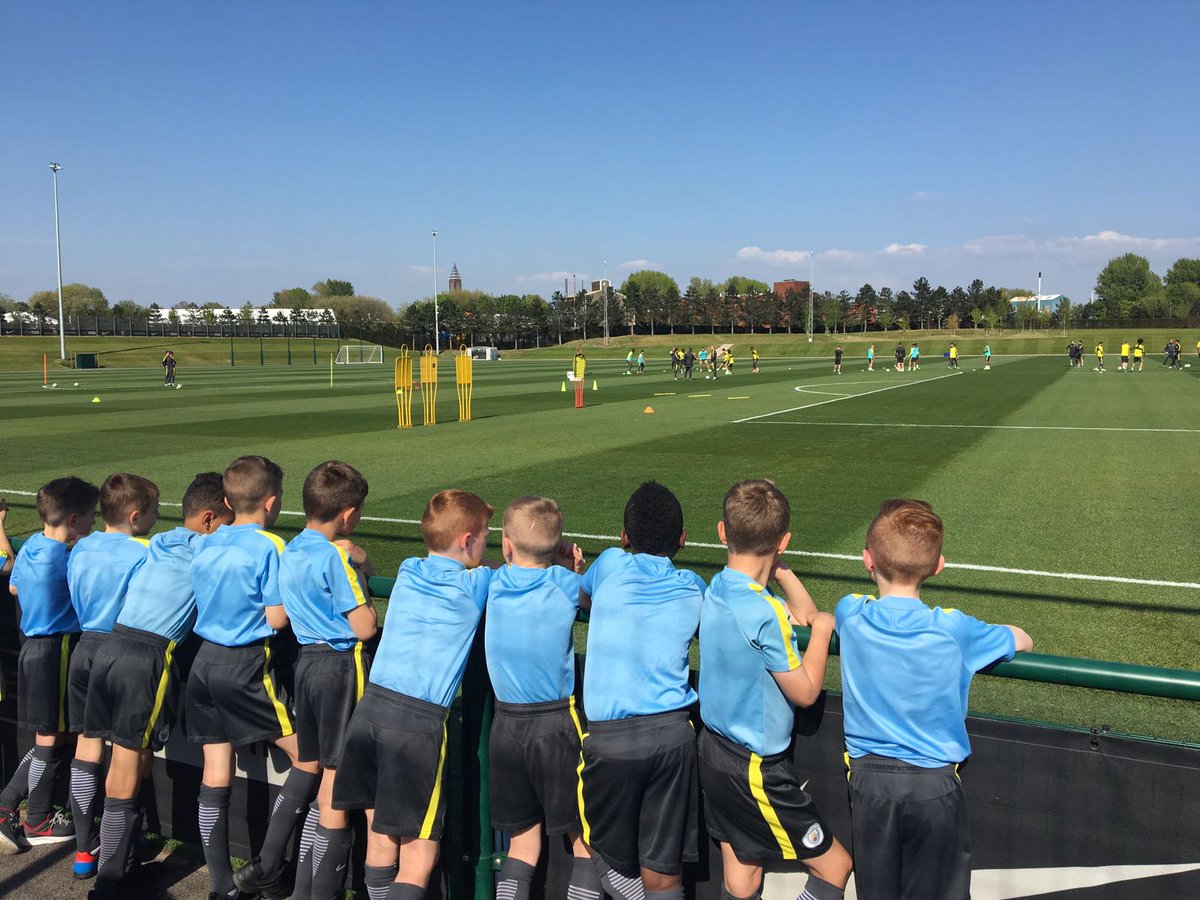 ManCity's tweet photo. Our under 8s squad invited to watch the first team train this afternoon 💙 #mcfc https://t.co/tMNxik2KGX