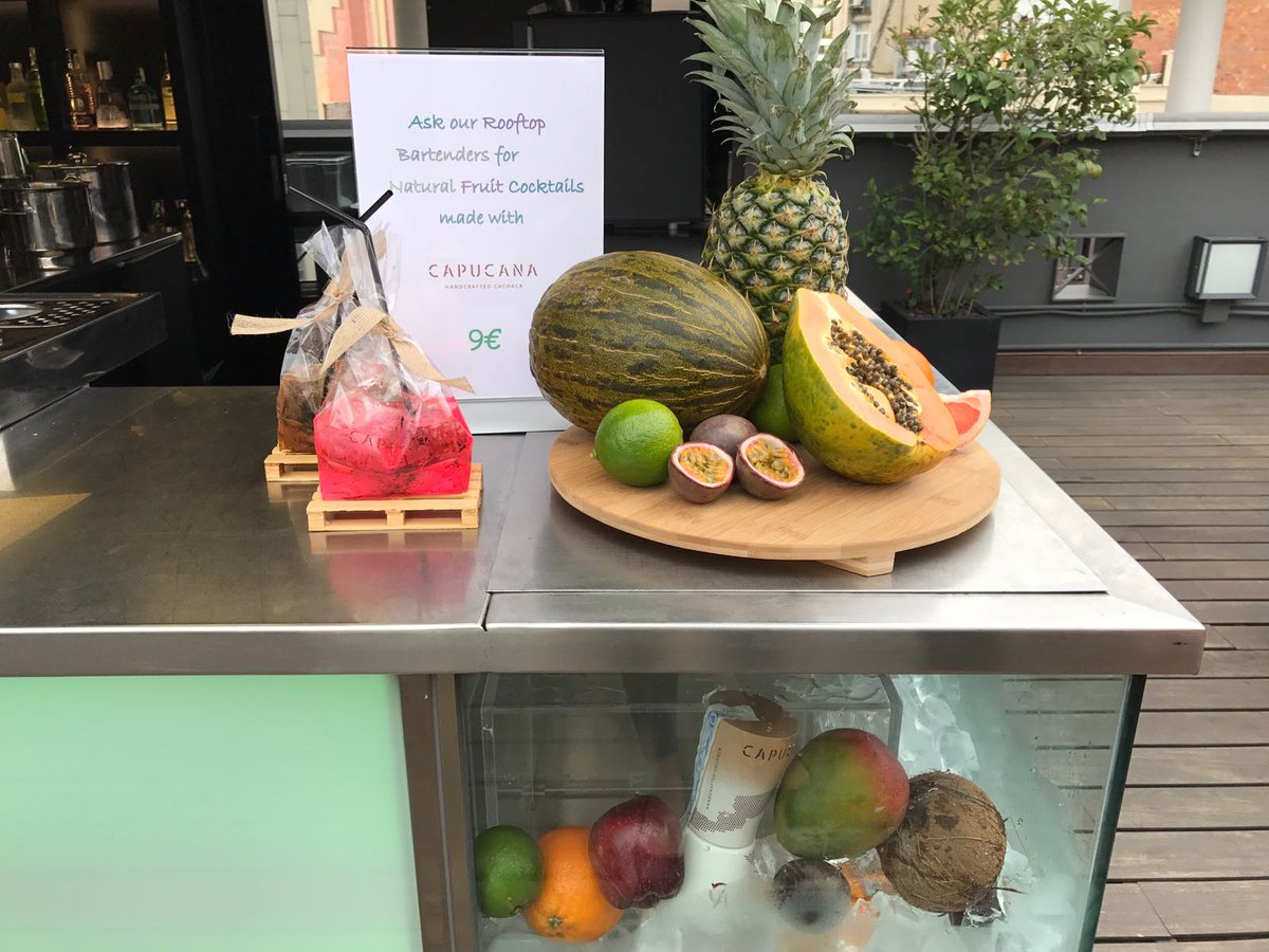 HotelJazzBCN's tweet photo. Fancy a natural #fruit #cocktail? Go up to our #terrace and enjoy it with the best views of #Barcelona!
#HotelJazz #JazzCub #capucana https://t.co/IJHLfBIpVG