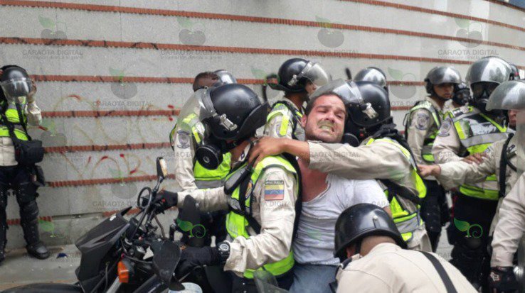 manuelabolivar's tweet photo. #URGENTE PNB secuestra a @SContrerasB por solo tener un megáfono en la mano. ¡Protestar no es un delito! https://t.co/fjH6vjMyrV