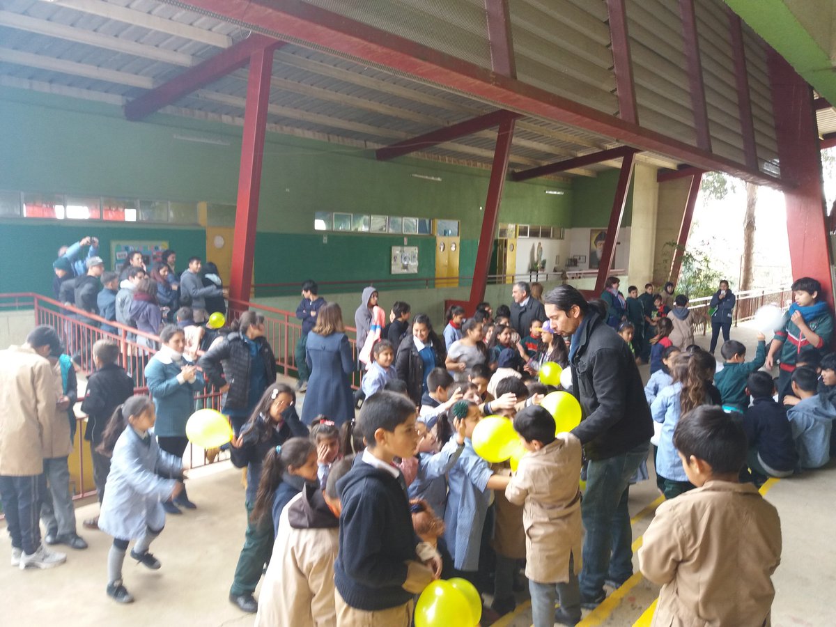 kataraykataray's tweet photo. Celebrando el #DiaDelAlumno con @ciudaddeportiva en Esc. Rep. del Líbano cc.: @CMVM_Vina_ https://t.co/sD4SuYlqYv