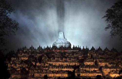 infojogja's tweet photo. 📷 | @kominfodiy: @candiborobudur disinari cahaya setiap perayaan Waisak. Kedamaian sangat terasa #Waisak2017 https://t.co/rqRGKd7aCy