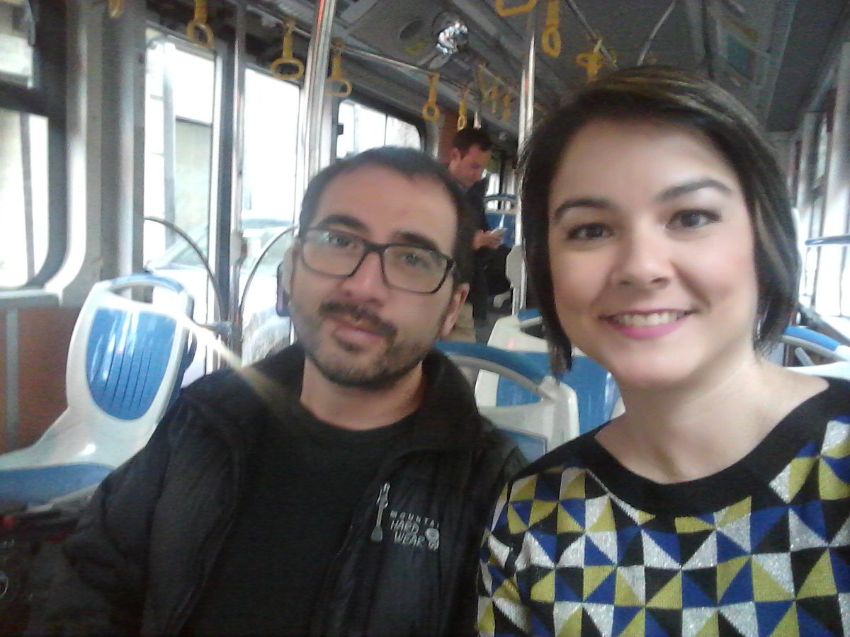 aldunatefran's tweet photo. En el bus eléctrico, trabajando con el gran camarógrafo #JohnCastillo !
#BusElectrico 
#trabajando https://t.co/FmkV98u92J