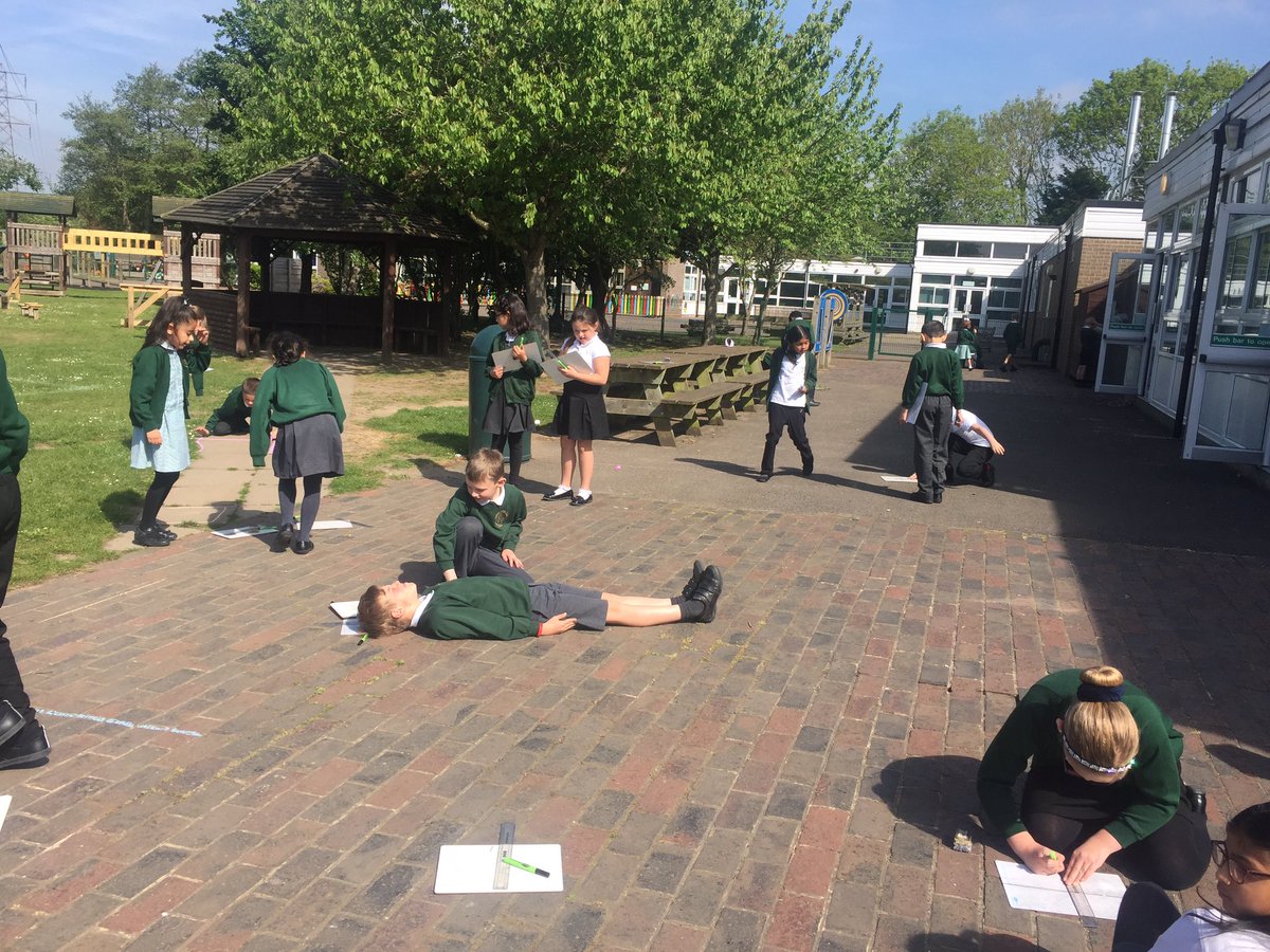 HighwoodPrim4W's tweet photo. Fun in the sun in Year 3 today making vertical and horizontal lines. #creativityinmaths https://t.co/XeaVnyLxsb