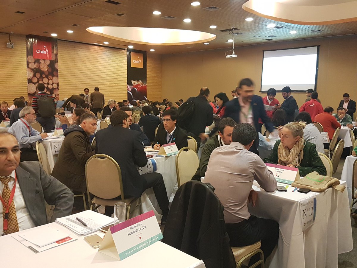 ProChile's tweet image. Continúan las reuniones de negocios en la segunda jornada de #Enexpro en Puerto Varas, donde las empresas muestran su oferta exportable