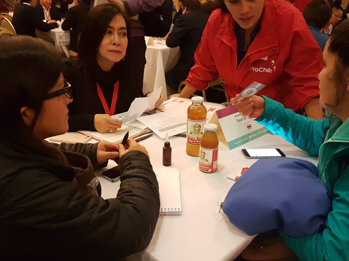 ProChile's tweet image. Continúan las reuniones de negocios en la segunda jornada de #Enexpro en Puerto Varas, donde las empresas muestran su oferta exportable