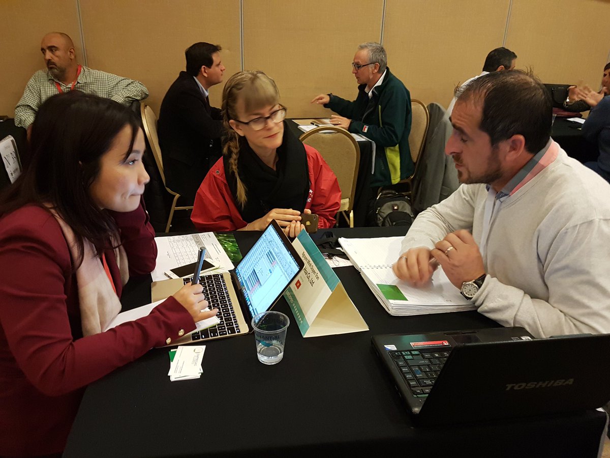 ProChile's tweet image. Continúan las reuniones de negocios en la segunda jornada de #Enexpro en Puerto Varas, donde las empresas muestran su oferta exportable