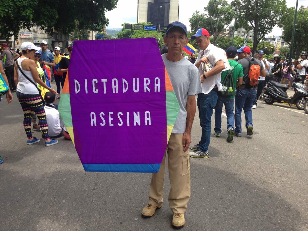 VoluntadPopular's tweet photo. No nos cansaremos de decir la verdad: Estamos bajo la dictadura asesina de @NicolasMaduro #NuestroEscudoEsLaConstitucion 🇻🇪🇻🇪 https://t.co/W54CDkgPpr