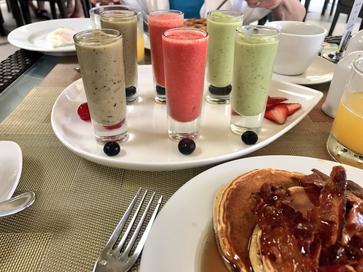 natadelahoose's tweet photo. Not only a breakfast buffet, but smoothie samples like where's my crown and velvet? 👸🏻 #JustCallMePrincess https://t.co/Qk8uuW0MjJ