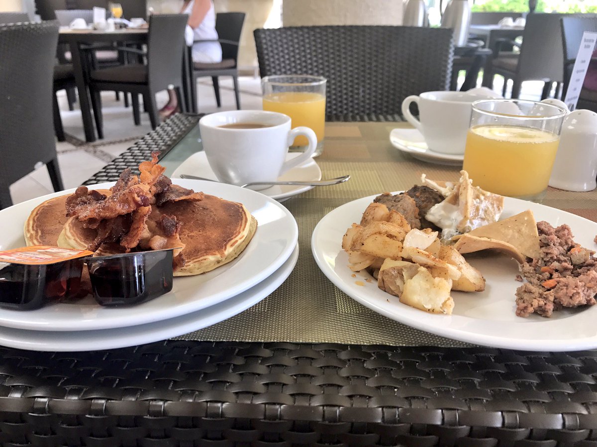 natadelahoose's tweet photo. Not only a breakfast buffet, but smoothie samples like where's my crown and velvet? 👸🏻 #JustCallMePrincess https://t.co/Qk8uuW0MjJ