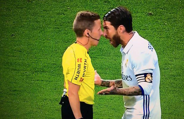 lbuxeres's tweet image. Tres partidos de sanción a Godín por encararse con el árbitro. En esta adulterada Liga, sI no eres del Madrid no puedes decir ni hola