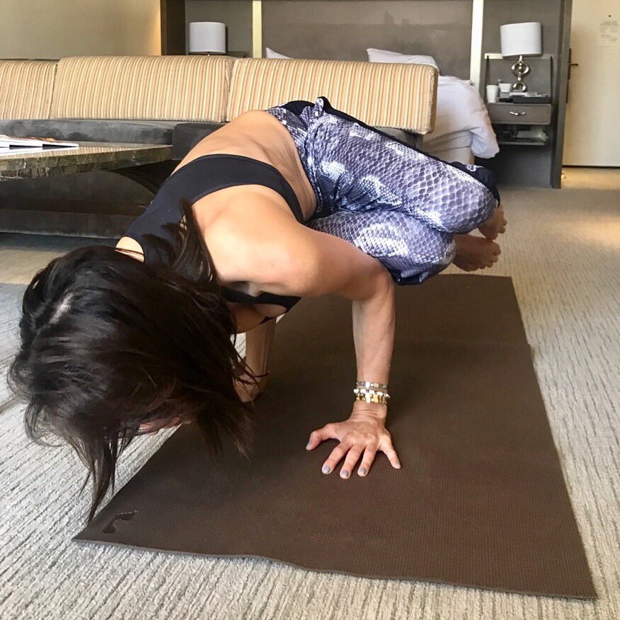 Bethenny's tweet image. Life is all about balance. #sidecrow #hotelyoga