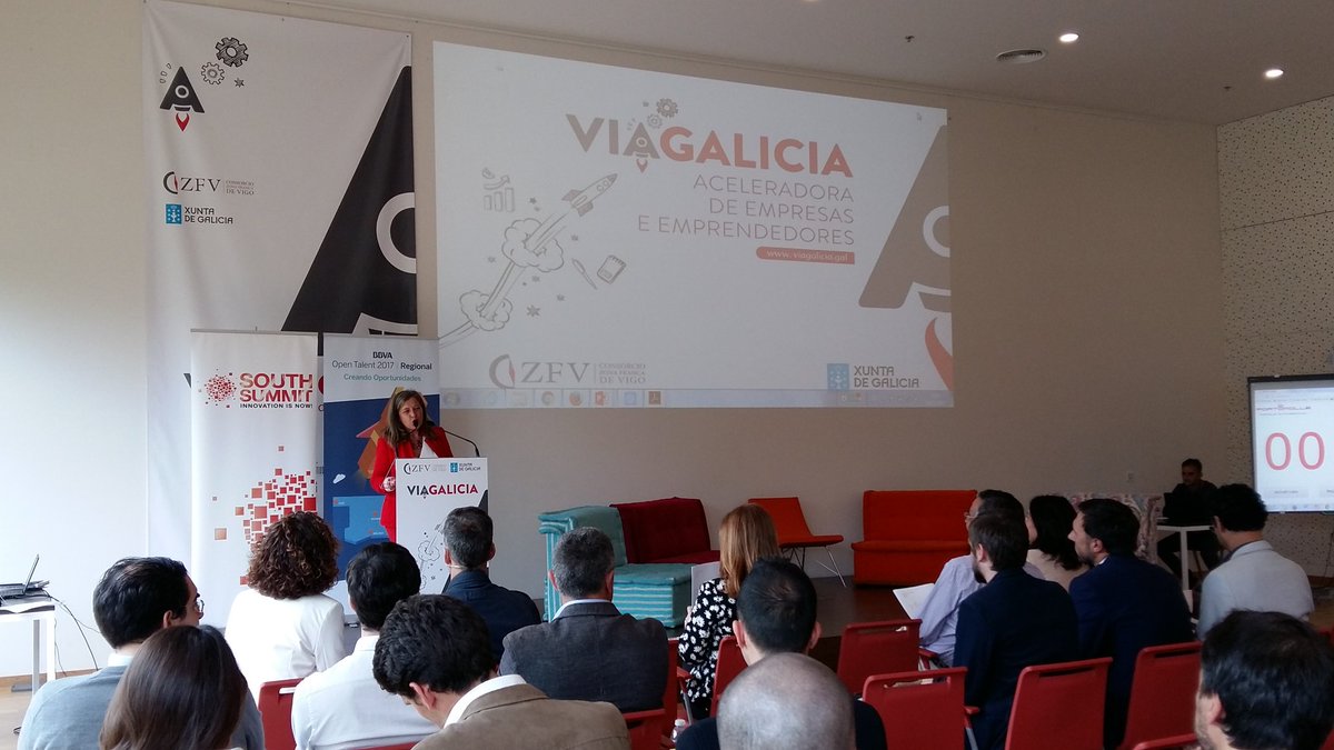 Bienvenidos a la jornada #southsummit17! desde #ViaGalicia @Hedifu presenta a la delegada de <a href="/zonafrancavigo/">Zona Franca Vigo</a> Teresa Pedrosa