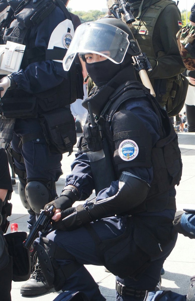 旧ひじりん Vrc V Twitter 俺はこのトラウマプレートが秒速シャッターの一眼レフカメラをに写ると信じている 俺は身動きせず 綺麗写れると信じている チームメイト レイヤー仲間 を信じている 彼らも俺を信じている