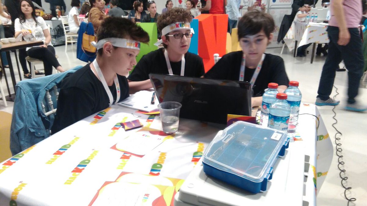 hasretenc's tweet photo. Mutluluk=RoboTeam, gülen gözler ve tüm zerafetiyle
okulumuza teşrif eden Zerrin Hanım 😍😘@leventtufekci @bilisimgaraji #hackidhon2017 https://t.co/rMWnffgZoW