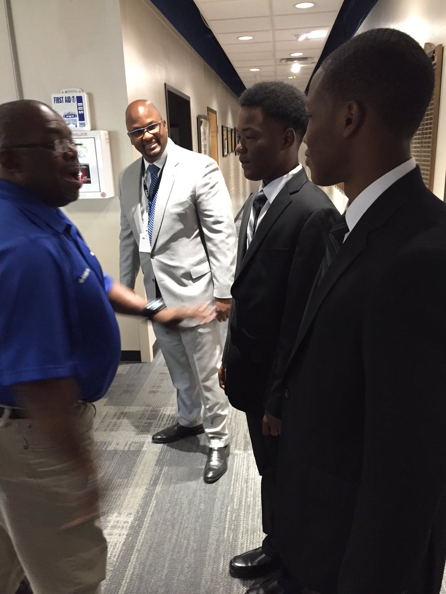 CounselorNbmp's tweet photo. Students shadowing their Mentors #centralofficementoring @MNPScounselors @NeelysBendMP https://t.co/aZubrxKYCG