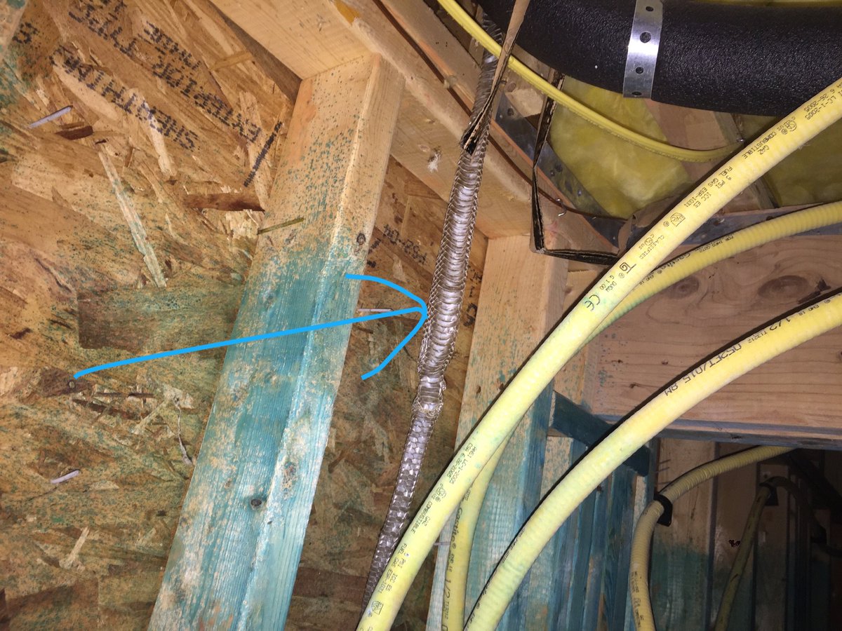innovativepest's tweet photo. Wonder where this snake was headed? #crawlspaceissues #homeinspection https://t.co/TQ21kPBwxu