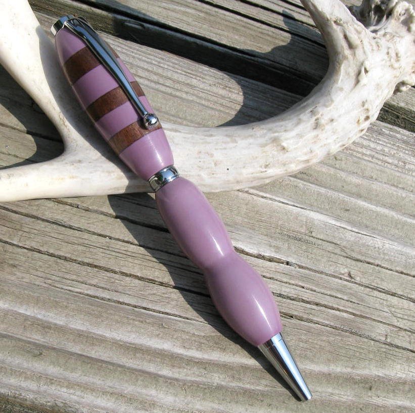 Emotional_Oasis's tweet photo. Lilac and Black Walnut Chrome Tipped Fancy Pen https://t.co/7R7HIXqWic #jetteam #FatPen https://t.co/MqkE9EUSuE