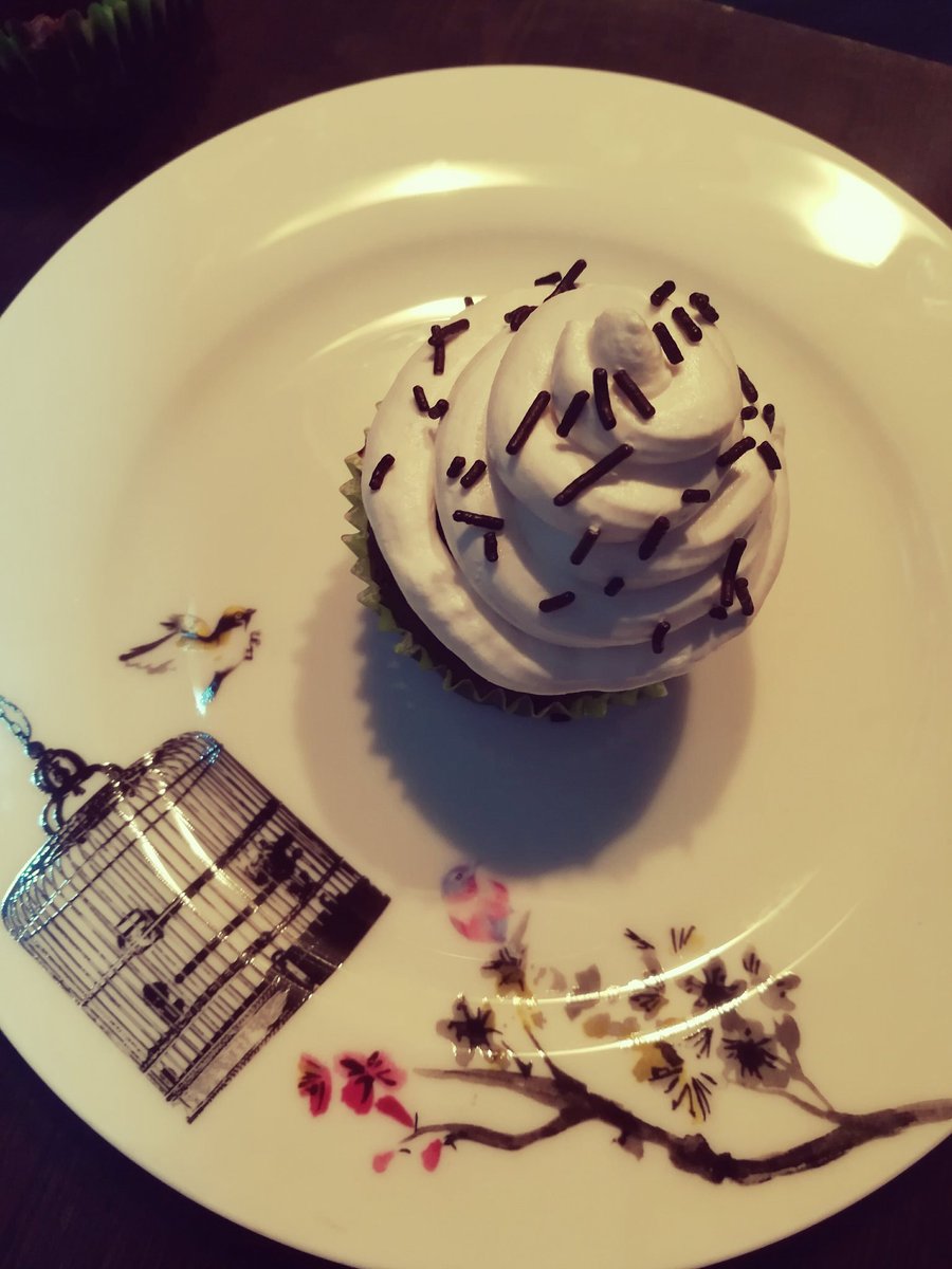 spicecharmer's tweet photo. Chocolate muffin with whipped cream
#dessert #bake #BakeSomeGood #chocolate #foodcoma #foodporn #foodlovers #BakeOff #Bakersfield https://t.co/iuklXI8H5A