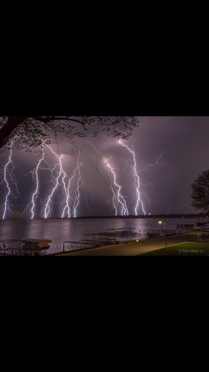 IowaChill's tweet photo. This pic was taken over Clear Lake Monday night🌩😳

📸: Ron Miles Jr. https://t.co/G5V1vJm0IK