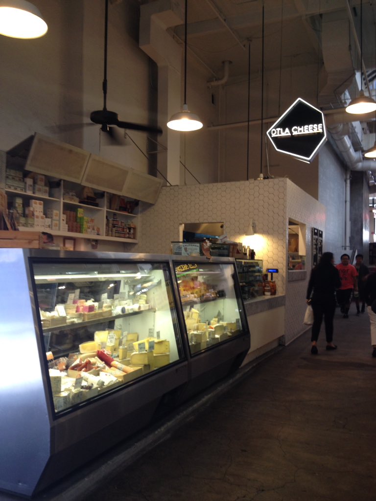 kimberleyp01's tweet photo. 5300 miles from @monkhousefood but couldn't resist stopping to chat @colstonbassett and @quickescheese with @dtlacheese at Grand Central https://t.co/9LERCzQREd