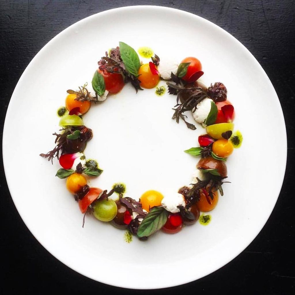 MatthewKenney_'s tweet photo. Heirloom Tomato. Almond Mozzarella. Tomato Jam. @rawcosmos #mkculinary https://t.co/0dpxGLHlQs https://t.co/RRvwBbsbLJ