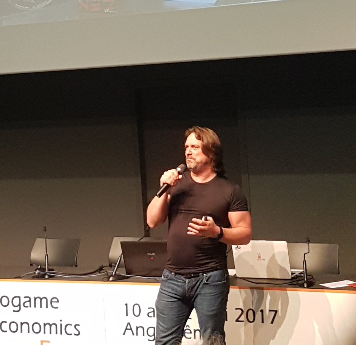 leCNJV's tweet photo. Chris Taylor fait le show au #VEF2017 !
Le fameux game-designer témoigne avec brio sur son expérience de  30 ans.
https://t.co/25Y4YHPGtD https://t.co/1lQFItRAjs