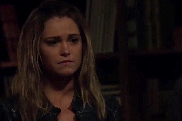 bringclarkeguns's tweet photo. This look makes me want to cry #The100 #bellarke https://t.co/RVV3EXaopq