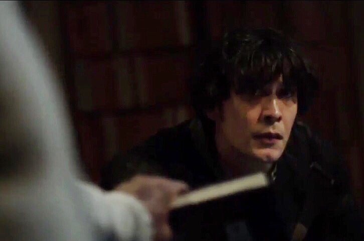 bringclarkeguns's tweet photo. This look makes me want to cry #The100 #bellarke https://t.co/RVV3EXaopq