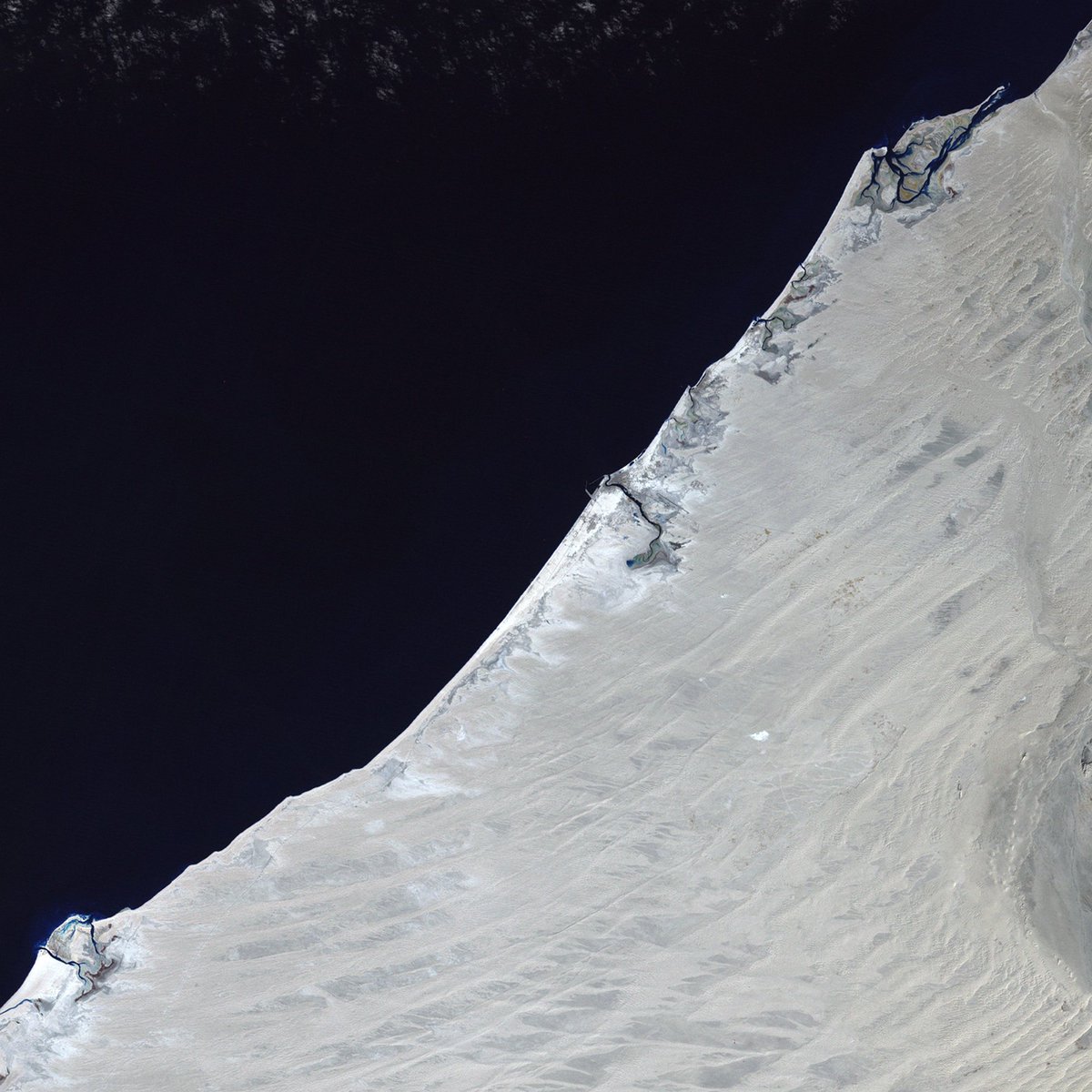 DXBMediaOffice's tweet image. Urbanization of #Dubai as seen from the space over the past 4 decades (1977 - 2017) 
Image Courtesy: @NASA + @Thom_astro