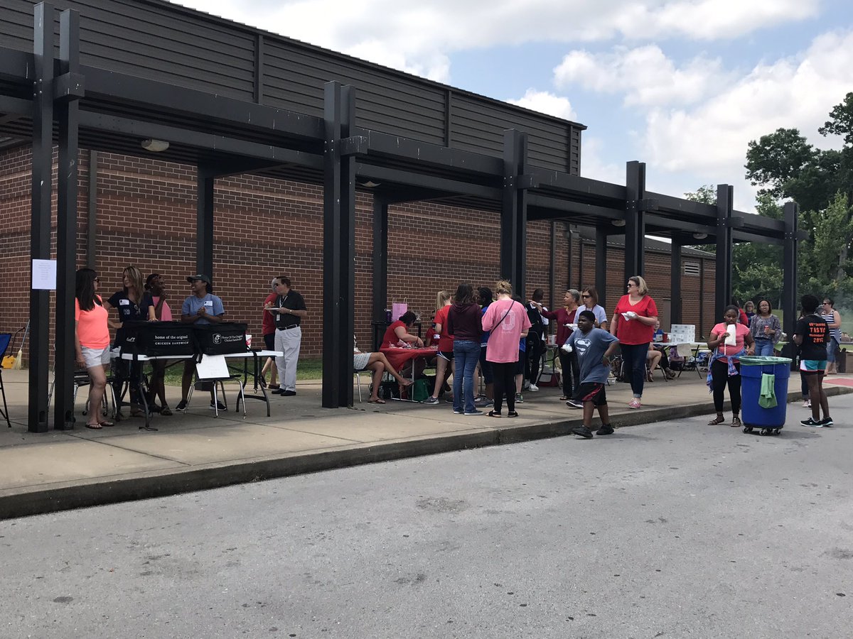 It's SPRING FLING day at OMS!!!! Beautiful day for our school carnival!! #champions <a href="/OMS_Chargers/">Oakland Middle School</a>