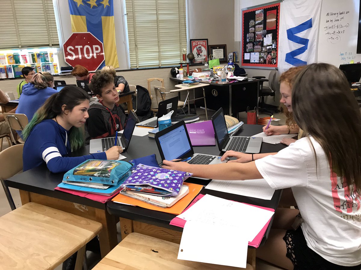 aundreajenkins's tweet photo. Ss working hard on their projects! @CoachBmhms @MountHollyMS #gcsshowcase #gcsk12 @GastonSchools @jamiepeoples17 https://t.co/OfFKDzcTl0