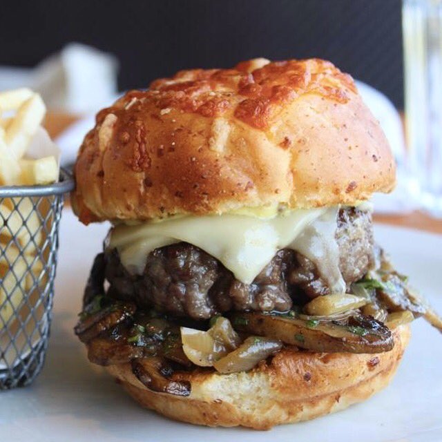 • LA IMBATIBLE •
Volvió tu hamburguesa preferida: Pan de queso, cebolla caramelizada, mozzarella, champiñones y mayonesa de dijon. 🍔😱🤤