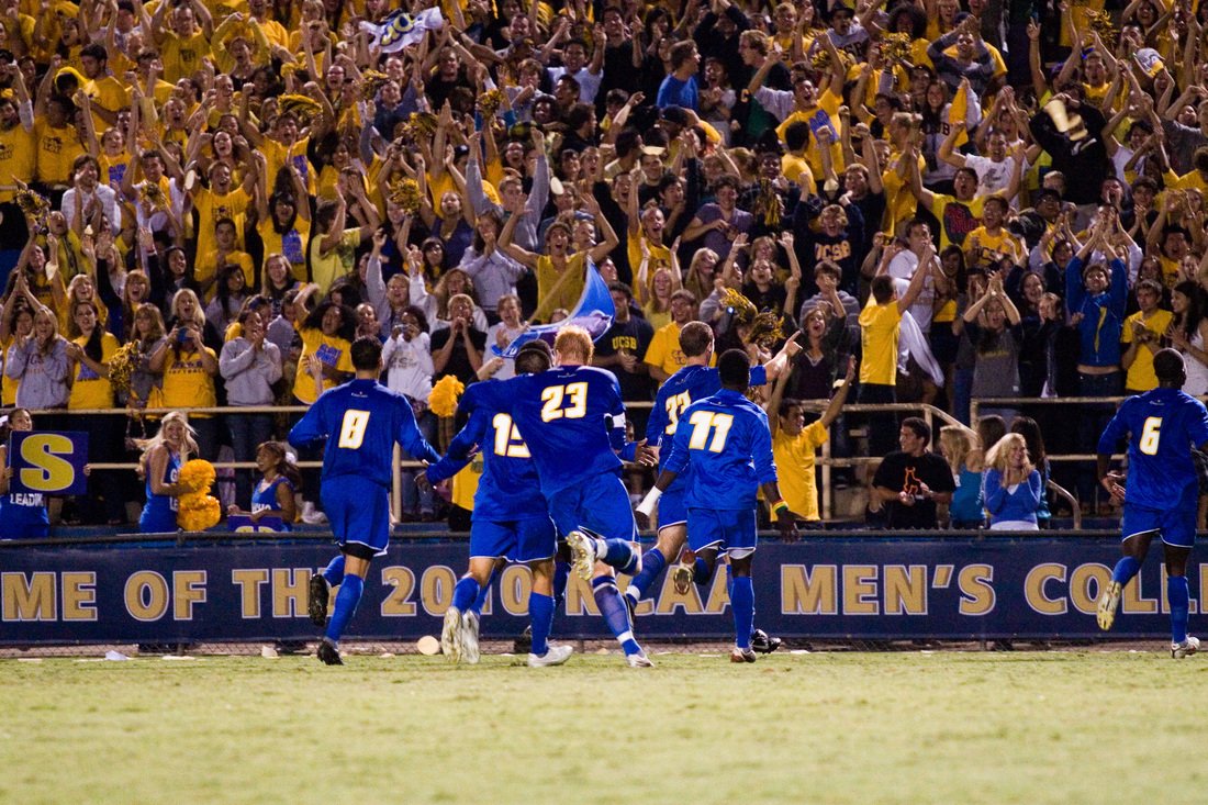 SRUSA_Official's tweet photo. PHOTO | The UCSB Men's #Soccer team celebrate a goal at their fantastic packed stadium in Santa Barbara, California https://t.co/Wg6k134xyI